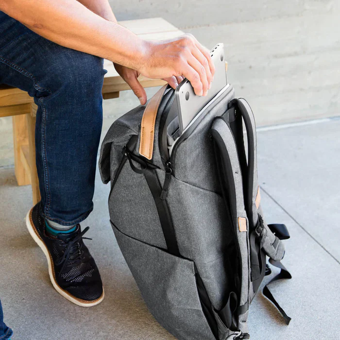 Peak Design Everyday Backpack 30L v2 - Charcoal - Image 4