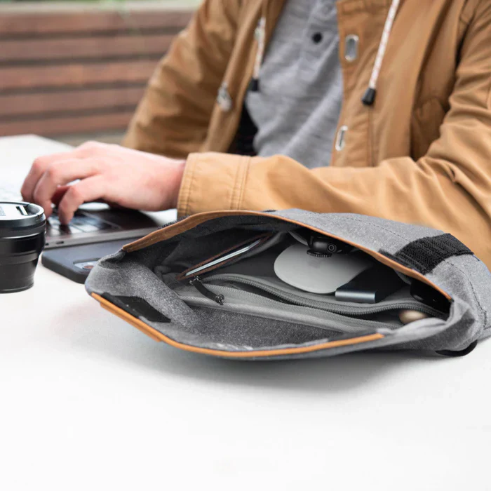 Peak Design Field Pouch V2 - Charcoal - Image 3